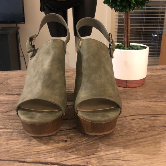 ✨G by Guess✨ Olive Green Strap Clogs size 9 - Picture 2 of 7